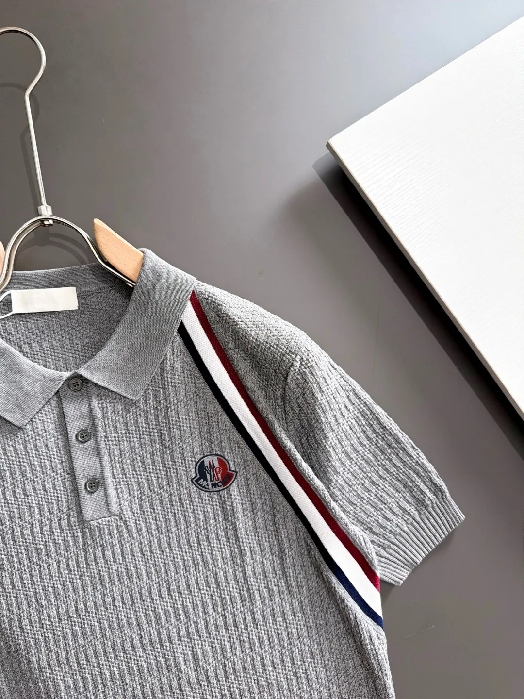 Next day delivery P165 High Quality Mouth Covered 2026 Summer New Arrival Men's Short Sleeve T-shirt Made of combed cotton yarn knitted cotton fabric, pure cotton high weight special yarn, it feels full of weight when weighed, and the upper body is more textured than ordinary T-shirts. This texture can cope with the weather easily and is suitable for both hot and cold! The pattern on the chest adopts three-dimensional embroidery technology, and is perfectly produced stitch by stitch with reference to the original version! Loose fit design, looks noble. Size: M to XXXL